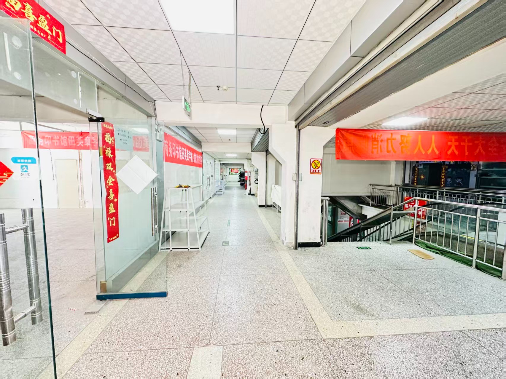 八一路引入人工智能技术应用场景，推动AI与商业、零售、电商、企业服务等领域融合发展。
