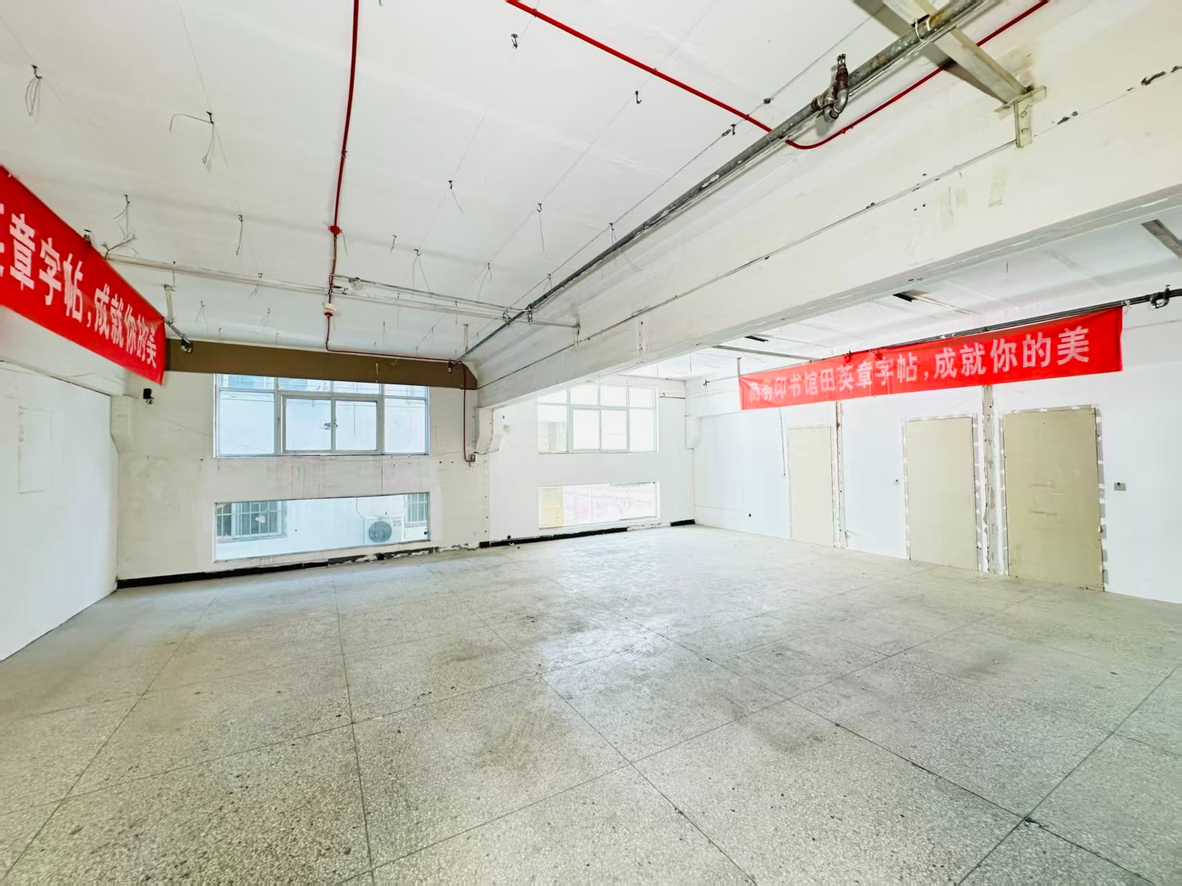 八一路重点吸引人工智能应用、数字经济、电商直播、智能制造服务、软件开发、科技创新企业及创业团队入驻